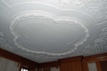<p>Stucplafond op de verdieping van de pavijoentoren (2.19), gedateerd 1706. </p>
